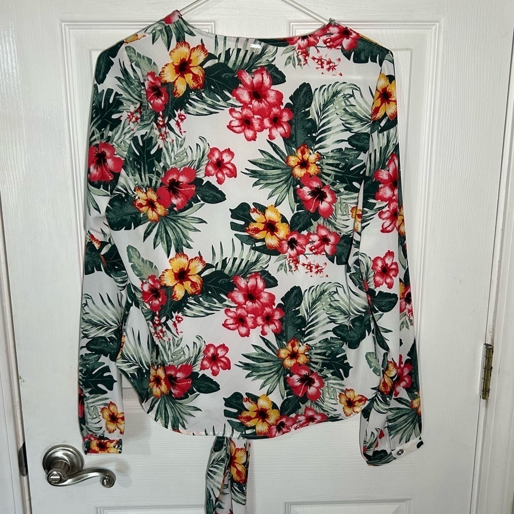 GUESS Size Medium Hawaiian Tie Front Blouse V-neck long Sleeve Button-Up Floral - Picture 6 of 10